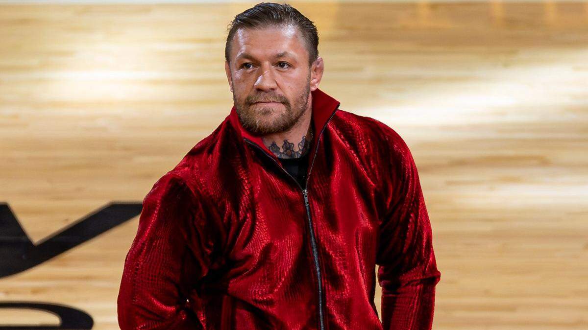 Conor McGregor, luchador de artes marciales mixxtas, en el tabloncillo durante un descanso del cuarto juego de la finales de la NBA entre el Miami Heat y los  Denver Nuggets en el Kaseya Center e; 9 de junio de 2023 en Miami.