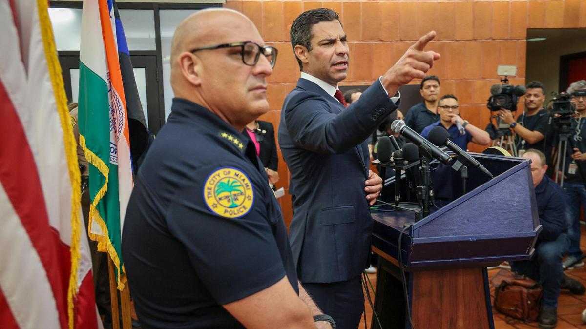 El alcalde Francis Suárez y el jefe de Policía de Miami, Manuel Morales, responden a las preguntas de reporteros el 12 de junio de 2023, sobre la seguridad de la comparecencia del ex presidente Donald Trump ante el tribunal federal de Miami.