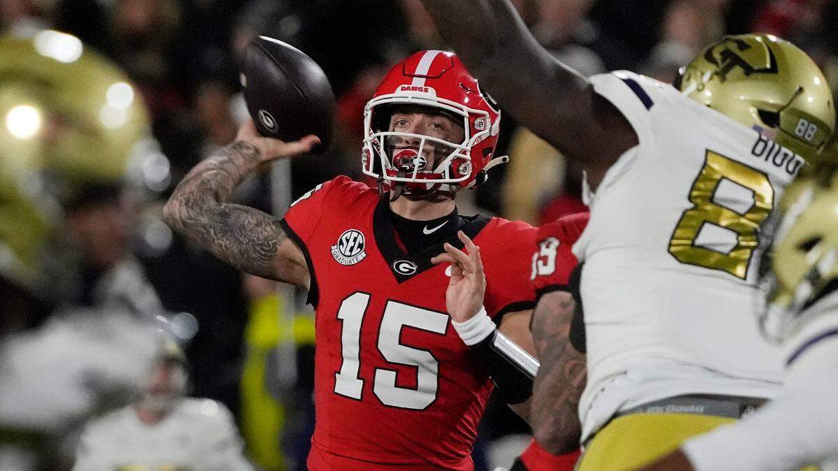 Georgia quarterback Carson Beck (15) throws the ball during the first half of a NCAA college football game against Georgia Tech in Athens, Ga., on Friday, Nov. 29, 2024.