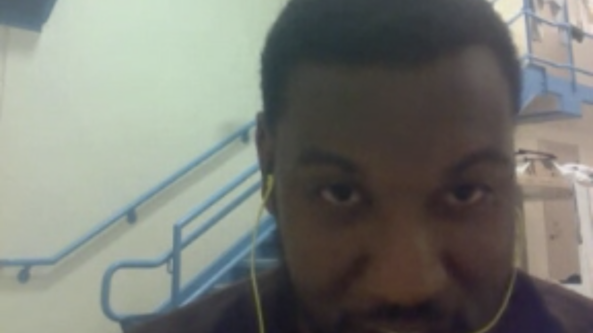 Stephane Etienne mira a su hija en un video desde un centro de detención de inmigración, donde ha dado positivo al coronavirus dos veces, y las autoridades planeaban deportarlo a Haití.