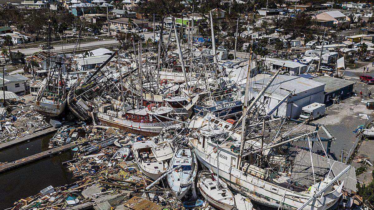 Un día después que el huracán Ian azotó la costa oeste de la Florida como una tormenta de categoría 4, se pueden ver barcos hundidos (en su mayoría camaroneros) en la isla de San Carlos en Fort Myers Beach, el 29 de septiembre de 2022.