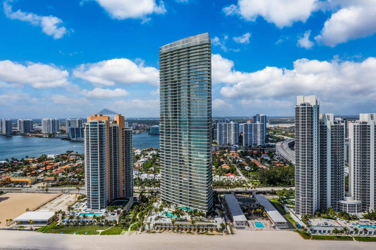 Related Group ha construido Armani Casa en Sunny Isles en asociación con Dezer Development. Estas torres de condominios de lujo son típicas de los desarrollos de Related.