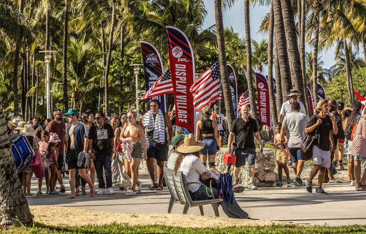 Attendees filled up South Beach during The National Salute to America’s Heroes Air and Sea Show 2023 presented by Hyundai in Miami Beach. on Saturday, May 27, 2023.