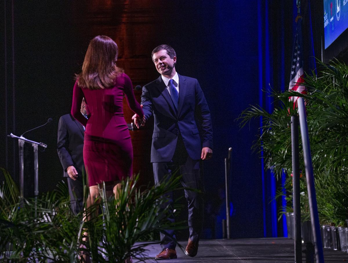 Vannesa Hauc, corresponsal de Telemundo, saluda a Pete Buttigieg cuando baja del podio. Ocho candidatos a la nominación demócrata a las elecciones de 2020 asistieron a un foto de la organización NALEO en el Centro Telemundo en Miami el viernes 21 de junio de 2019.