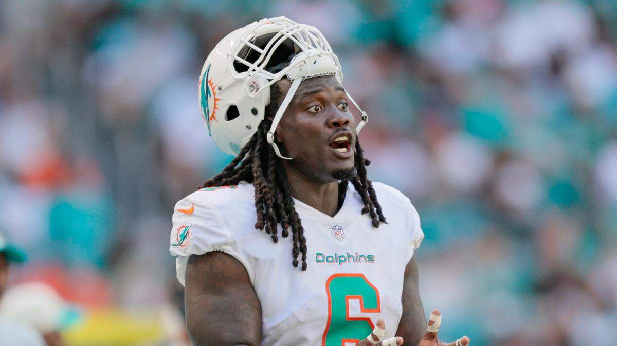 Miami Dolphins linebacker Melvin Ingram (6) gestures towards the field during game against the New England Patriots at Hard Rock Stadium in Miami Gardens on Sunday, September 11, 2022.