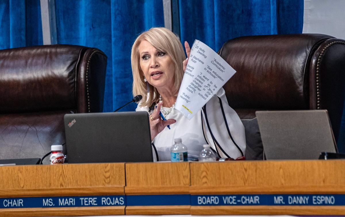 La presidenta Mari Tere Rojas habla durante una larga reunión en la Junta Escolar del Condado Miami-Dade para discutir el reconocimiento de octubre como el Mes de la Historia de Lesbianas, Gays, Bisexuales, Transgénero y Queers, el miércoles 6 de septiembre de 2023.