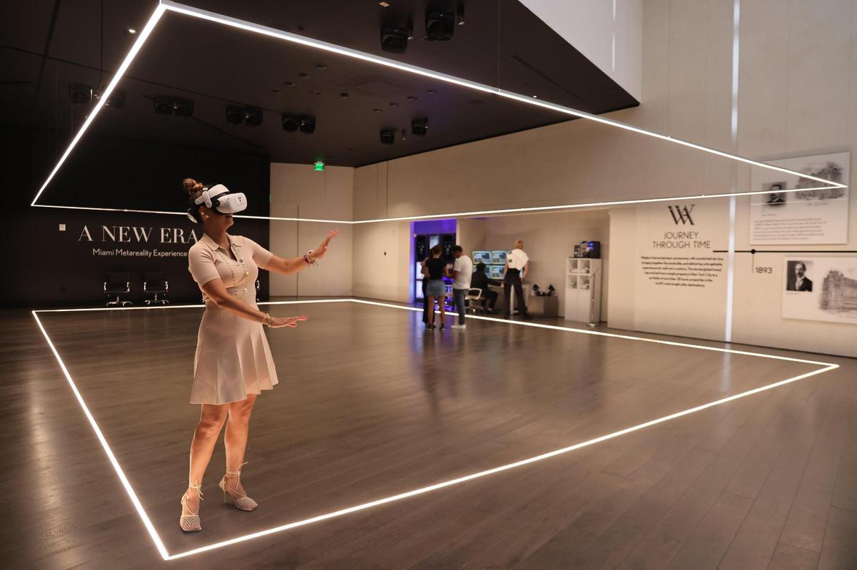 Alejandra Castillo, vicepresidenta de ventas de Property Markets Group (PMG), da un paseo "virtual" por el rascacielos de 100 plantas Waldorf Astoria que se está construyendo en el downtown de Miami.