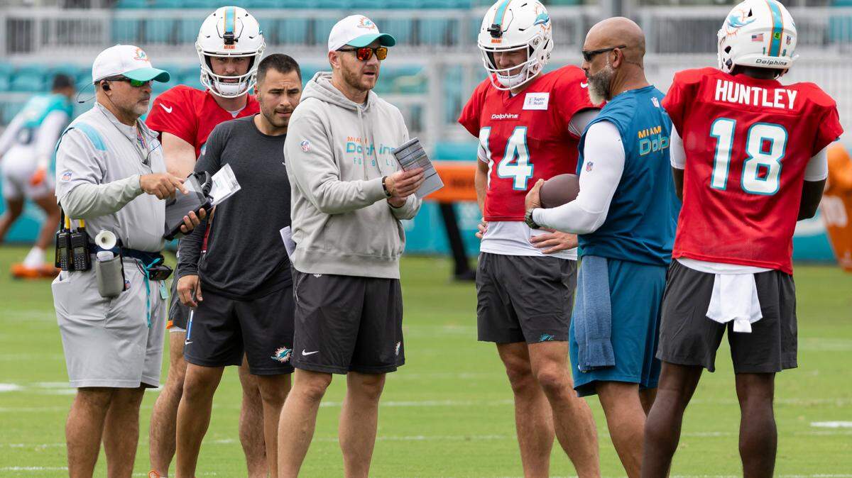 Los quarterbacks de los Dolphins, Skylar Thompson (19), Tim Boyle (14) y Tyler Huntley (18) se reúnen durante la práctica del equipo en el Baptist Health Training Complex el jueves 26 de septiembre de 2024, en Miami Gardens, Florida.