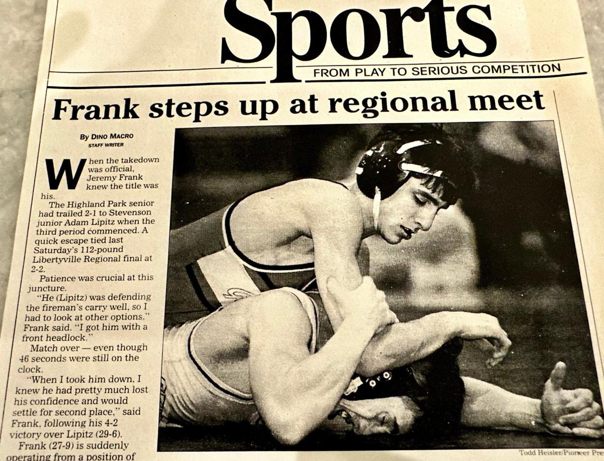 El Dr. Jeremy Frank, cirujano ortopédico del programa de medicina deportiva U18 de Joe DiMaggio Children's Hospital fue nombrado médico jefe de US Olympic Wrestling Team para los Juegos Olímpicos de Verano de 2024 en París. Este es un artículo de periódico de Frank estaba compitiendo en la escuela.