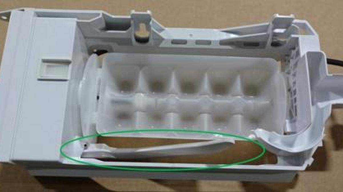 El brazo detector del nivel de hielo de la máquina de hielo es el motivo de la retirada de mercado. U.S. Consumer Product Safety Commission,