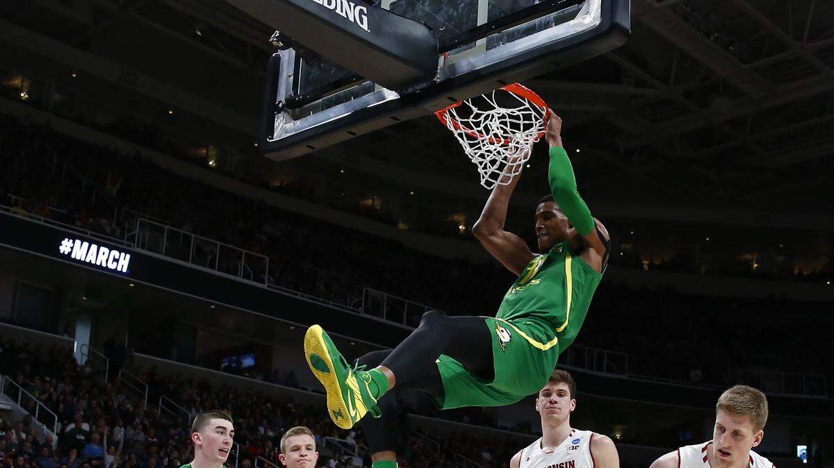 Kenny Wooten #14 of the Oregon Ducks makes a slam dunk against the Wisconsin Badgers in the second half during the first round of the 2019 NCAA Men’s Basketball Tournament at SAP Center on March 22, 2019 in San Jose, California.