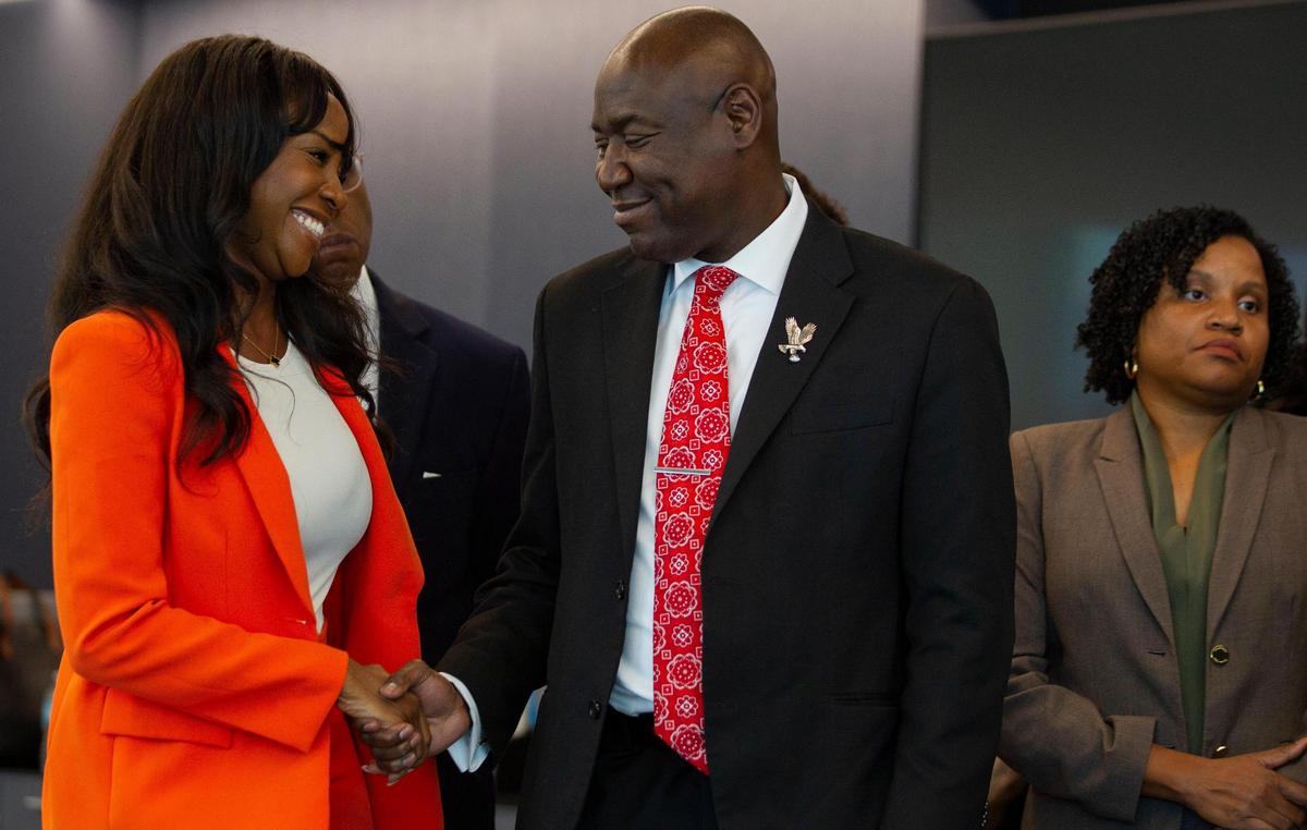 La abogada Sue-Ann Robinson estrecha la mano del abogado Benjamin Crump durante una conferencia de prensa celebrada para instar al presidente Biden a nominar a una jueza negra para reemplazar a la jueza Marcia Cook, fallecida este año, en Carlton Fields, el martes 27 de junio de 2023, en Miami, Florida.