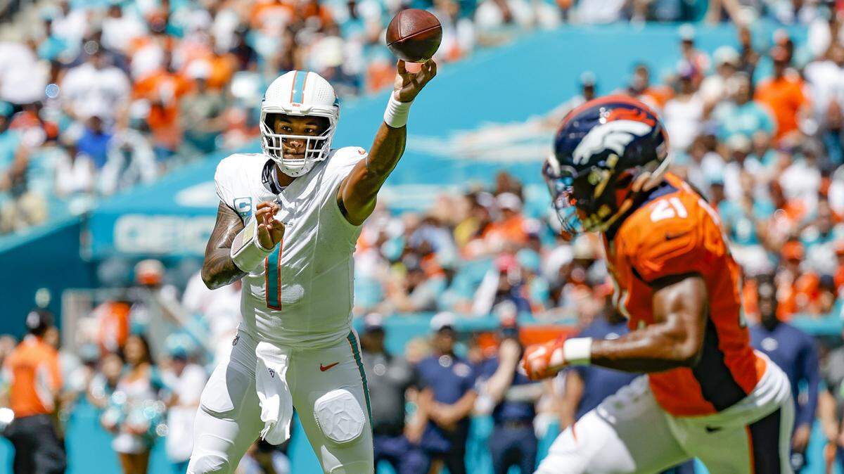El quarterback de los Miami Dolphins Tua Tagovailoa  pasa el balón en la primera mitad contra los Broncos de Denver, en el partido celebrado en el Hard Rock Stadium en Miami Gardens,  el 24 de septiembre de 2023.