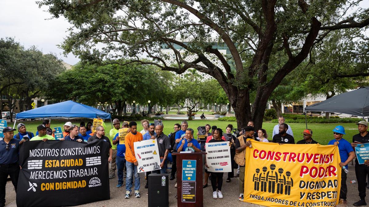 Javier Torres, en el podio, habla durante una conferencia de prensa afuera del Government Center el miércoles 16 de octubre de 2024, en el centro de Miami. La conferencia de prensa fue realizada por WeCount, un grupo de defensa que organiza a los trabajadores al aire libre, que pide mejores condiciones laborales, salarios más altos y beneficios de salud para los trabajadores de la construcción.