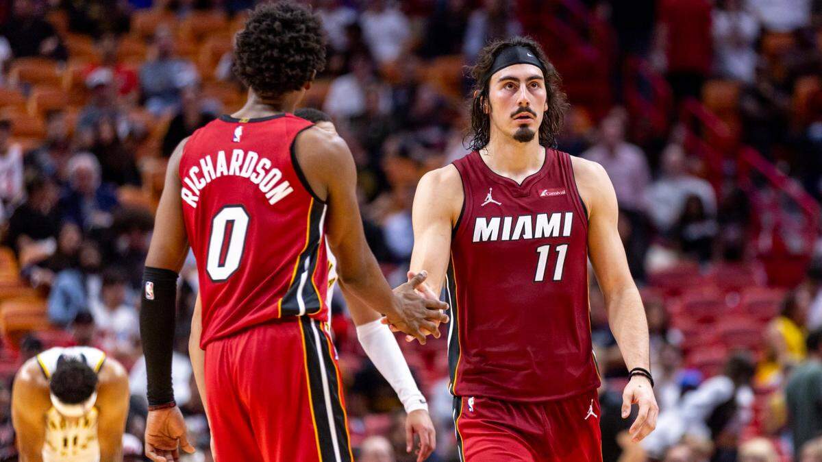 Miami Heat Jaime Jaquez Jr. (11) reacciona con su compañero Josh Richardson (0) durante el último cuarto de un partido de la NBA en el Kaseya Center en Miami, Florida, el jueves 30 de noviembre de 2023.