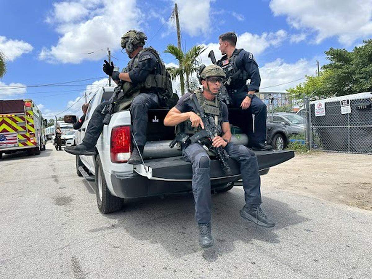 Agentes policiales de Miami-Dade investigan un posible tiroteo cerca de la avenida 75 suroeste y la calle 45, cerca de Tropical Park, el jueves 24 de abril de 2025.