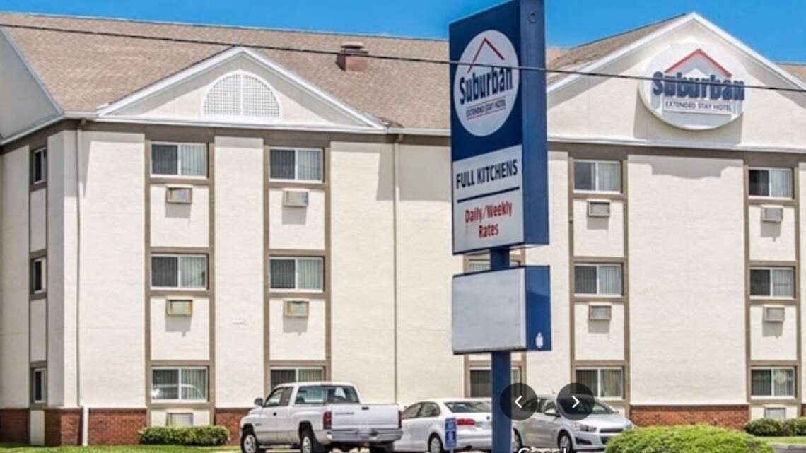 Hombre pensó que policías de la Florida eran de un ‘cártel mexicano’ y le disparó a uno a través de la puerta de su hotel