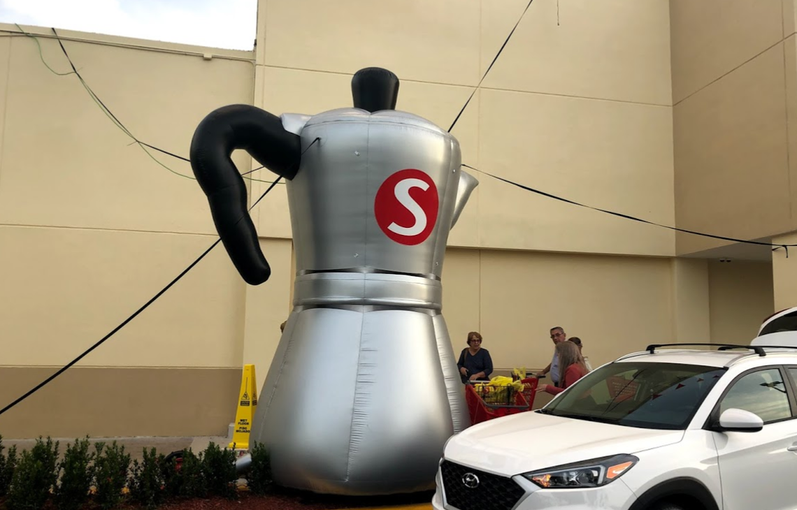 Cafetera inflable gigante en el nuevo Sedano en Hialeah.