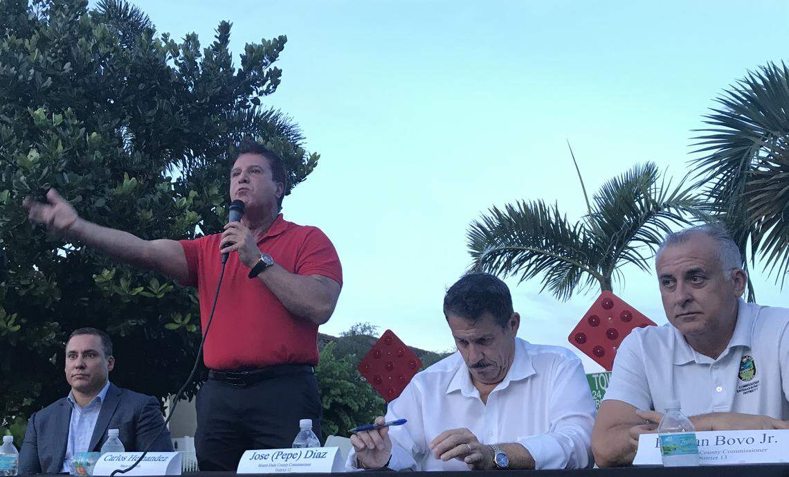 Carlos Hernández, alcalde de Hialeah, se dirige a los asistentes a una reunión de vecinos sobre la decisión de la ciudad de presionar por la apertura de los puentes de las calles 154 y 170, el 21 de agosto de 2019. Miami Lakes, al otro lado de los puentes, está tratando de construir un parque para bloquear la apertura del puente de la 154 Street. A su izquierda está Pedro Portela, ejecutivo de Lennar, empresa que construyó desarrollos cerca de los puentes. A su derecha están los comisionados José “Pepe” Díaz y Esteban “Steve” Bovo.