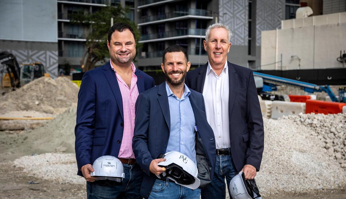 Los socios gestores de Property Management Group, Dan Kaplan y Ryan Shear, a la izquierda y en el centro, junto con el fundador y director general de la empresa, Kevin Maloney, en las obras de construcción del Waldorf Astoria Hotel & Residences, en Biscayne Boulevard, en el downtown de Miami. Waldorf es la primera torre de gran altura que se construye en Miami.