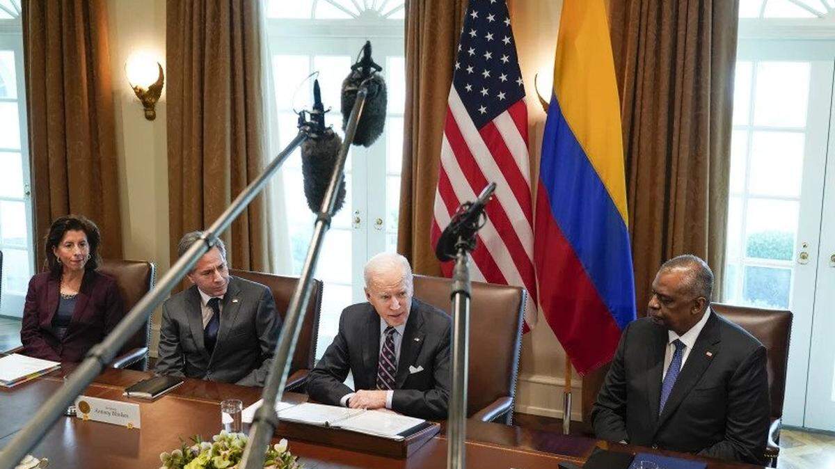 El Presidente Biden, flanqueado de izquierda a derecha por la secretaria de Comercio, Gina Raimondo; el secretario de Estado, Antony J. Blinken, y el secretario de Defensa, Lloyd J. Austin III, se reúne en la Casa Blanca con el presidente colombiano, Iván Duque, en marzo.
