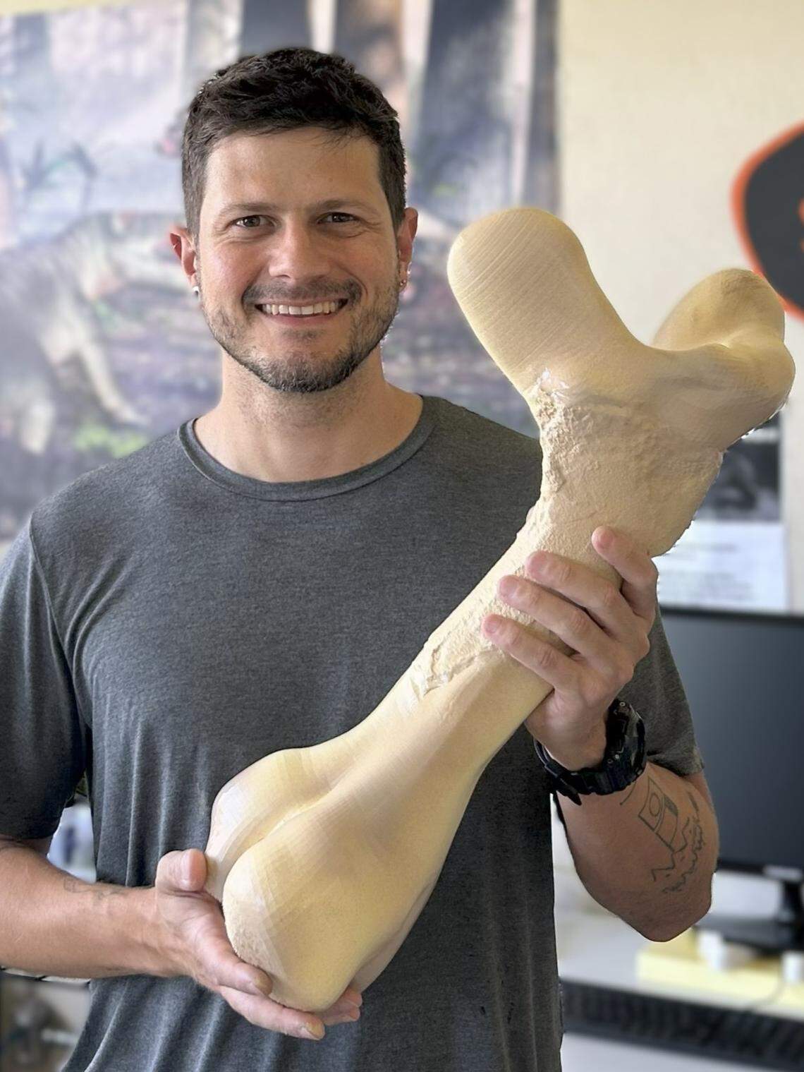 Felipe Pinheiro with a complete reconstruction of the fossil.