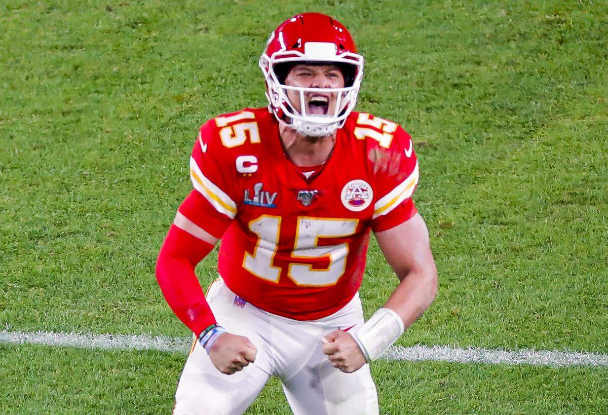 El quaterback de los Kansas City Chiefs, Patrick Mahomes reacciona durante la segunda mitad del Super Bowl 54 en el Hard Rock Stadium en Miami Gardens, Florida, el domingo 2 de febrero de 2020.