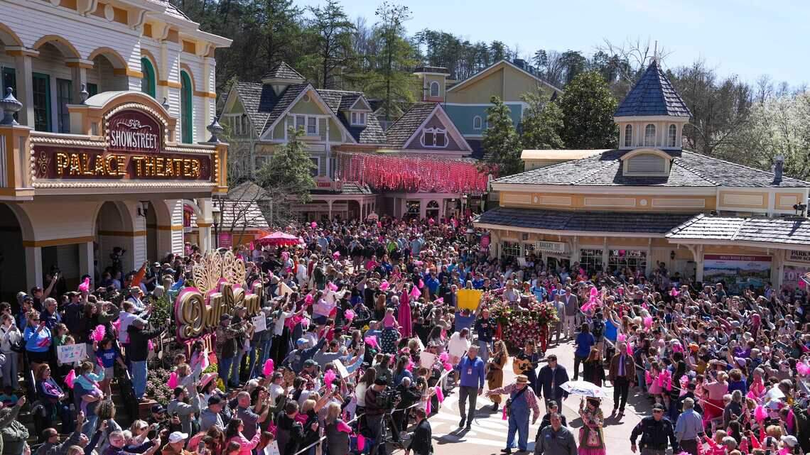 A Dollywood Guide: The Best Rides, Food, Shows and Insider Tips You Need for Your First Visit