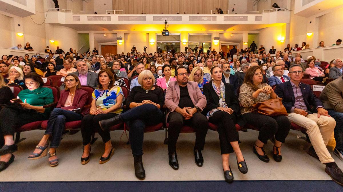 El público escucha durante una discusión sobre el libro de la profesora Susan Eckstein sobre su nuevo libro “Cuban Privilege: The Making of Immigrant Inequality in America”, en el Centro de Artes Escénicas Wertheim de la Universidad Internacional de Florida en Miami, Florida, el viernes 9 de diciembre de 2022.