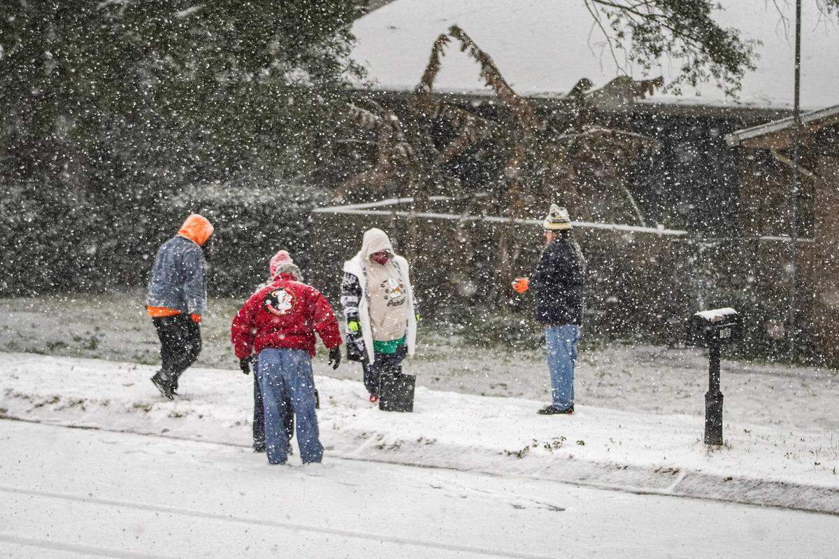 Pensacola sees heavy snowfall as the National Weather Service predicts the area could receive as much as 4 to 6 inches.