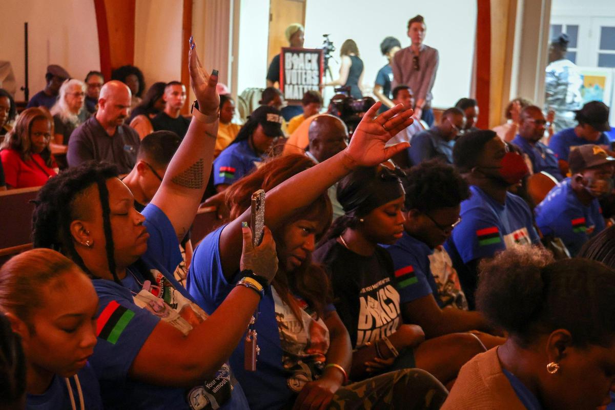 Los asistentes inclinan la cabeza en oración durante el inicio del evento. La Mt. Olive Missionary Baptist Church celebró un evento sobre votación titulado "Causa Buenos Problemas Manteniéndote Progresista y Manteniéndote Fuerte", donde activistas nacionales y locales se reunieron para confrontar la agenda antiprogresista del gobernador de la Florida y candidato presidencial, Ron DeSantis, el jueves 22 de junio de 2023.