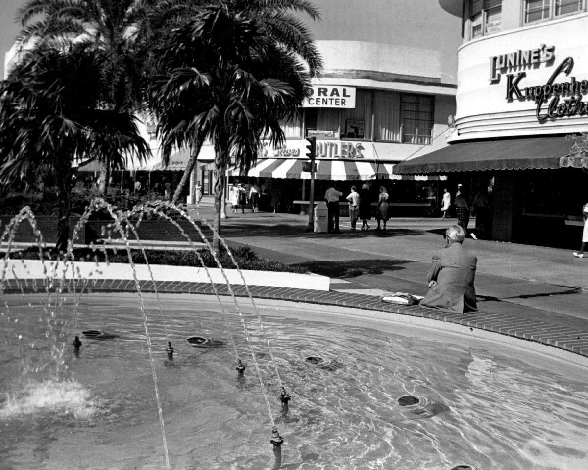A Lincoln Road fountain in 1964.