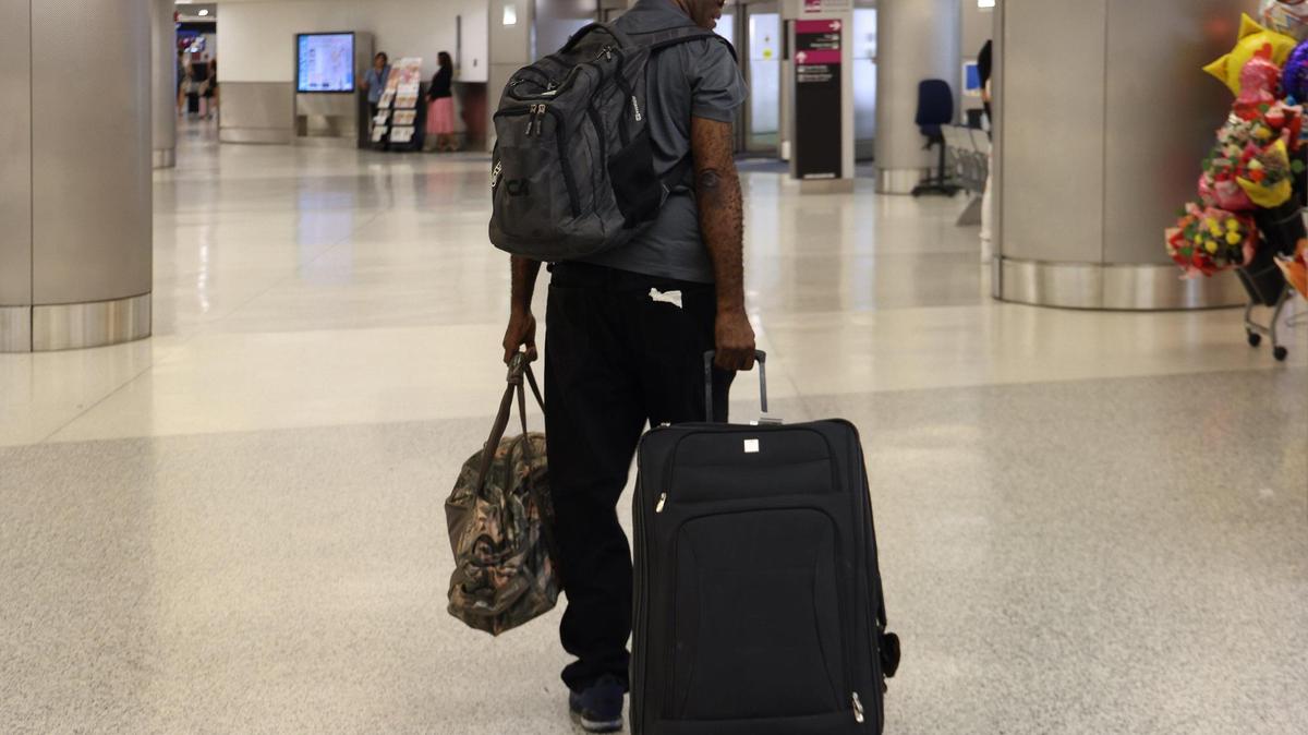 El primer vuelo de evacuación procedente de Cabo Haitiano, Haití, aterrizó en el Aeropuerto Internacional de Miami tras la suspensión de los vuelos casi dos años después que algunos haitianoamericanos regresaron a Estados Unidos, el domingo 17 de marzo de 2024. Francius St. Alma de Miami estuvo entre los pasajeros.