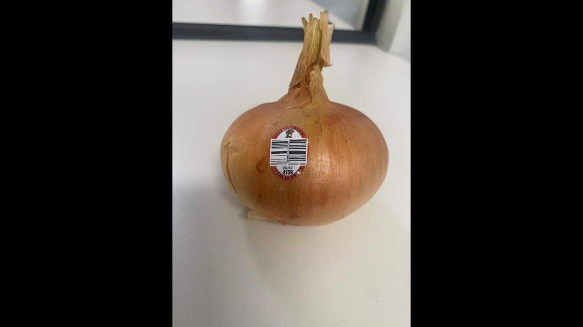 Una cebolla dulce Vidalia con la etiqueta de la marca Little Bear que está entre las cebollas retiradas del mercado de Publix y Wegmans.