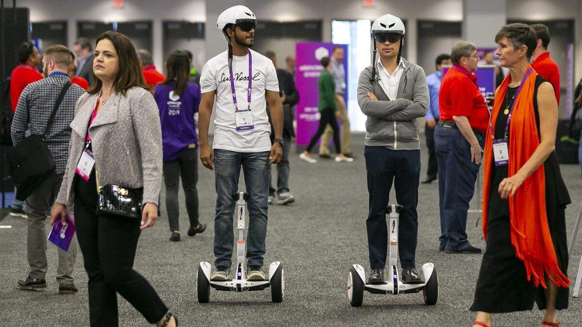 Ali Qureshi, de 32 años, a la izquierda, diseñador principal, y Sebastián Gómez Puerto, de 33 años, presidente ejecutivo y fundador, demuestran cómo funciona el SunVessel durante la conferencia tecnológica eMerge Americas en el Miami Beach Convention Center el lunes 29 de abril de 2019.