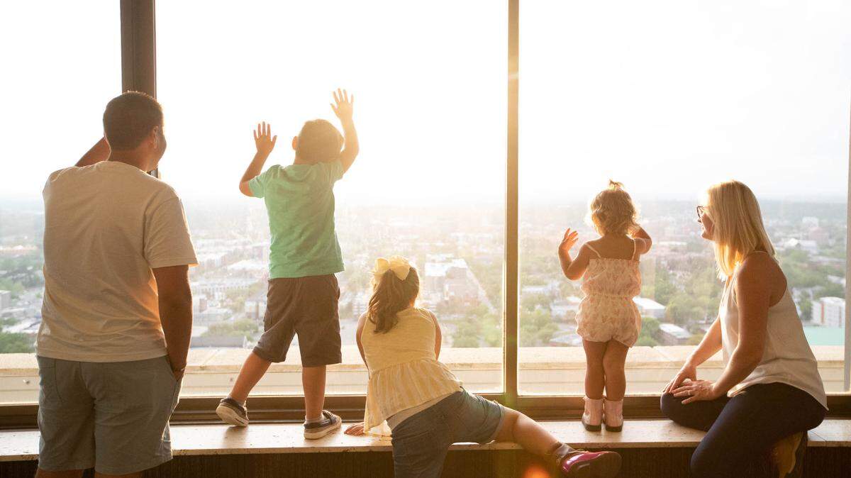 QUE LOS padres pasen tiempo con sus hijos puede ayudar a su salud mental. 