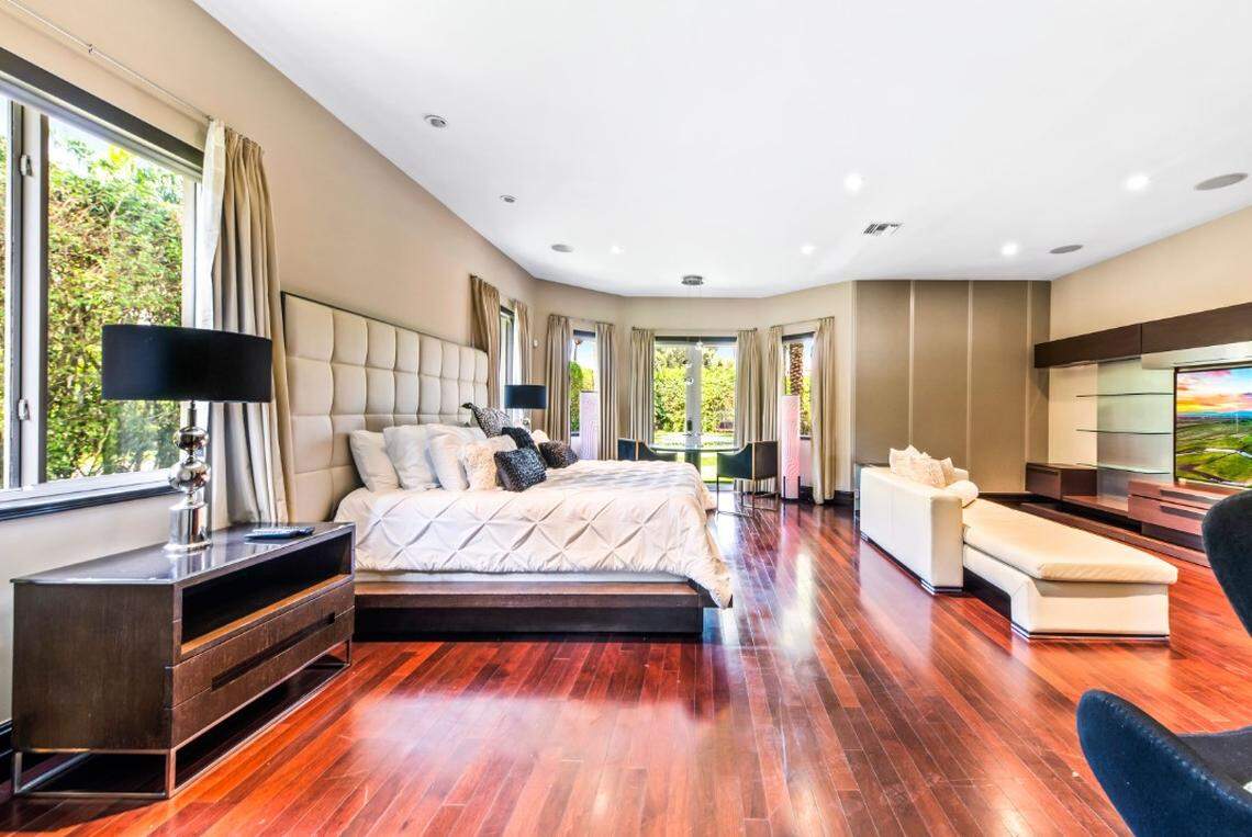 Plantation mansion’s master bedroom/ Eric Igualada/ONE Sotheby’s International Realty