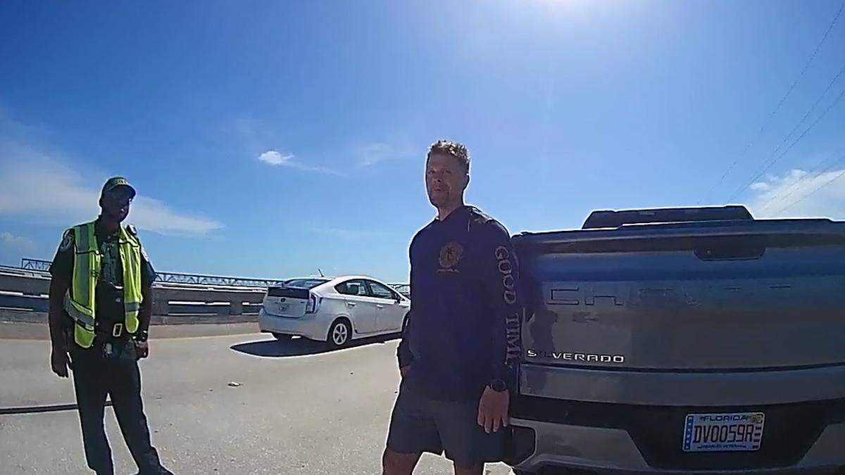El agente de Immigration and Customs Enforcement (ICE) Scott Deiseroth habla con agentes de la oficina del sheriff del Condado Monroe durante una detención por conducir bajo la influencia del alcohol en el puente de Bahia Honda el miércoles 13 de agosto de 2025.
