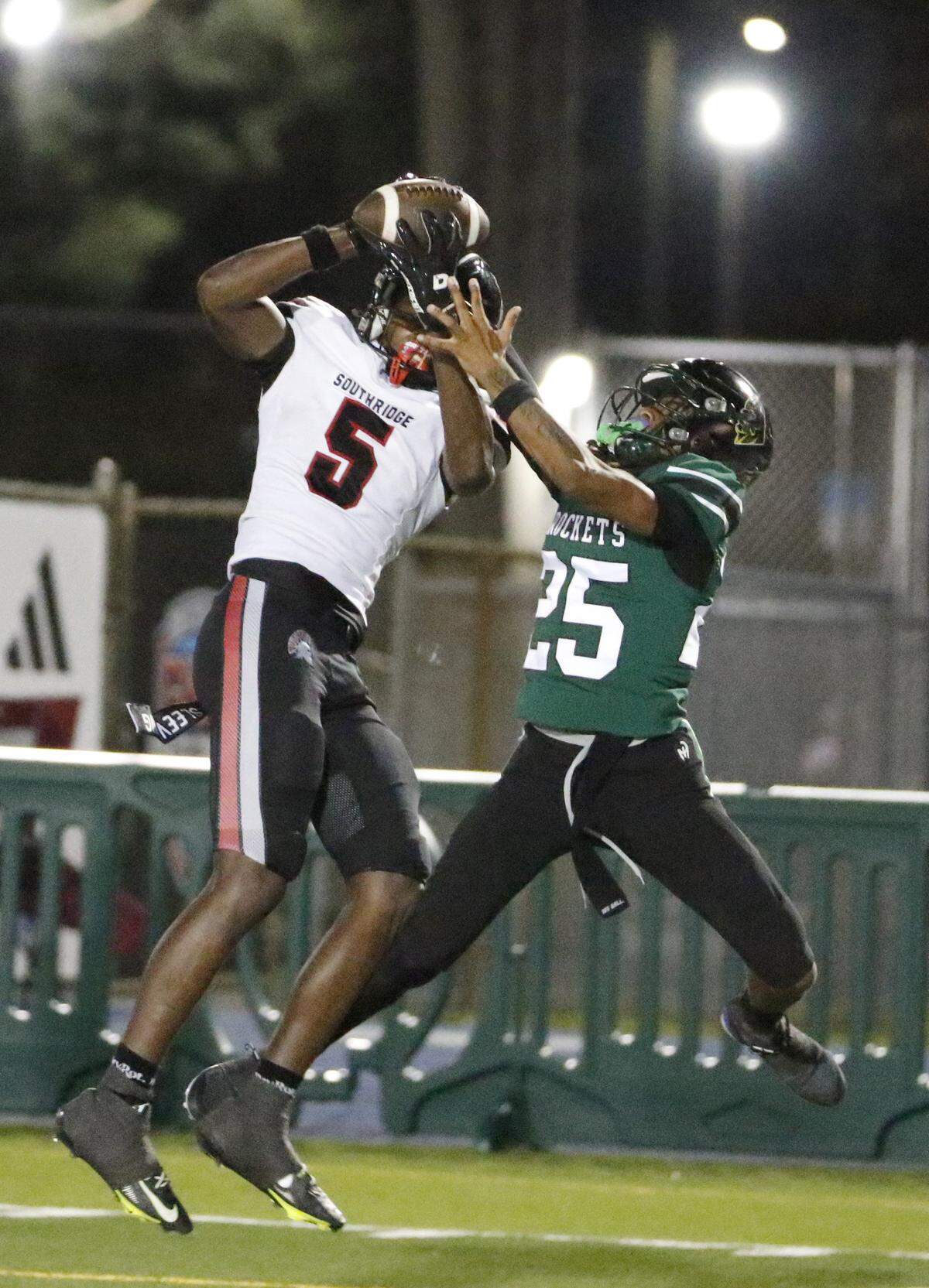 Southridge Spartans tight end Trae Proctor catches a pass and scores a touchdown agains Miami Central Rockets during football game on Saturday, October 18, 2025 at Traz Powell Stadium in Miami. Andrew Uloza / for Miami Herald