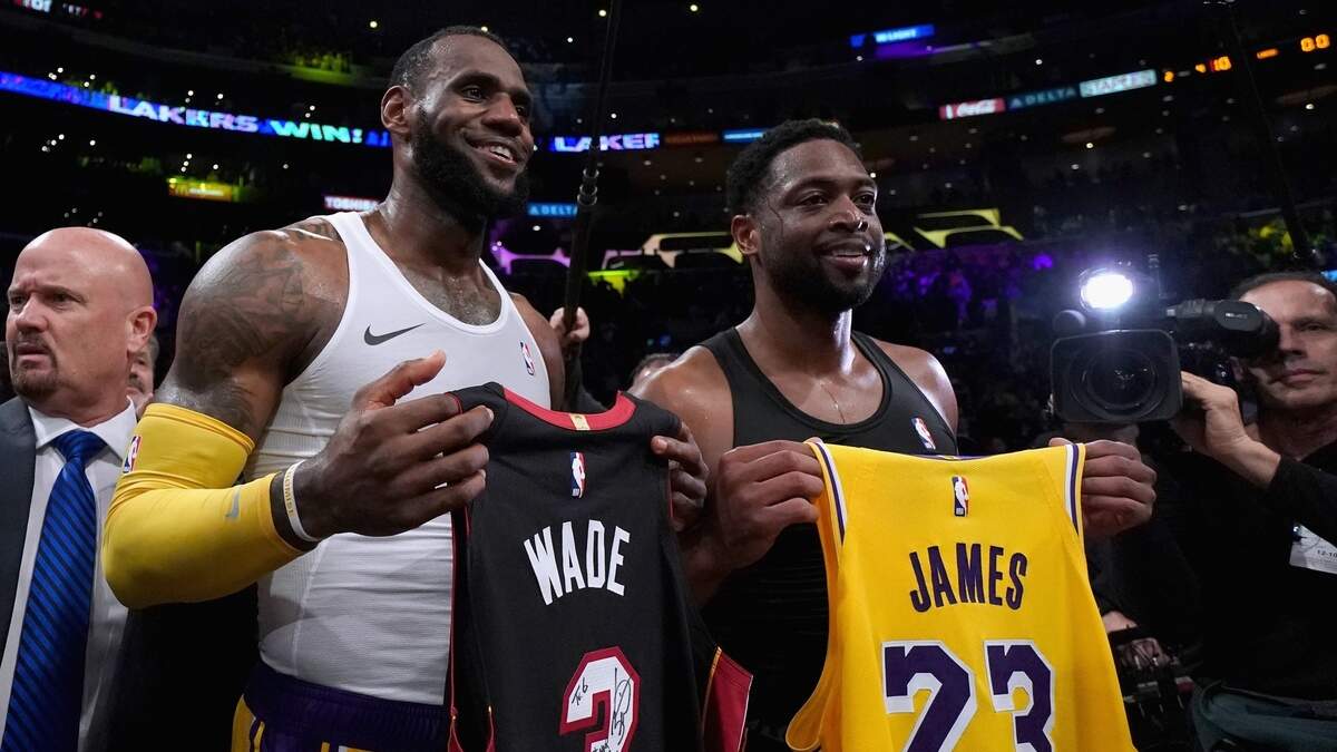 LeBron James (#23), de los Lakers, y Dwyane Wade (#3 del Heat), posan con las camisetas intercambiadas al final del partido de este 10 de diciembre en Los Angeles.