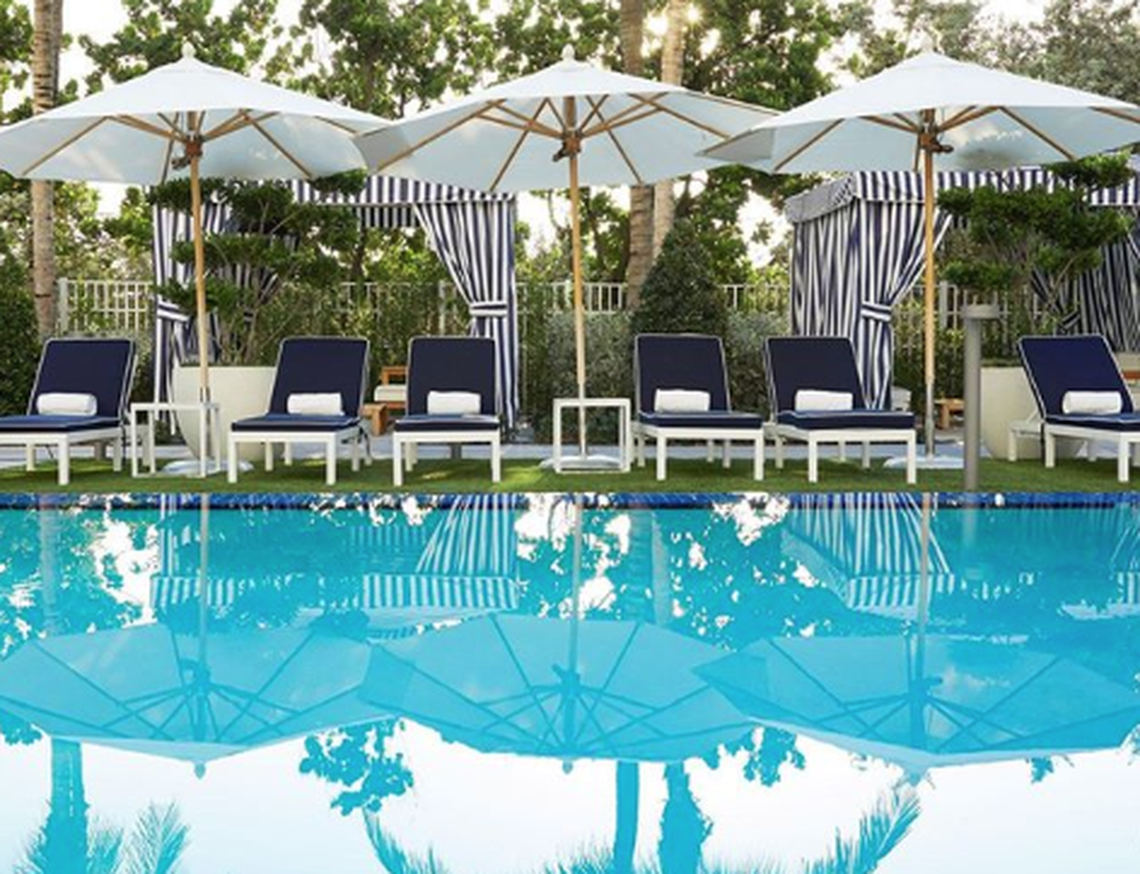 El area de la piscina del hotel Cadillac de Miami Beach.