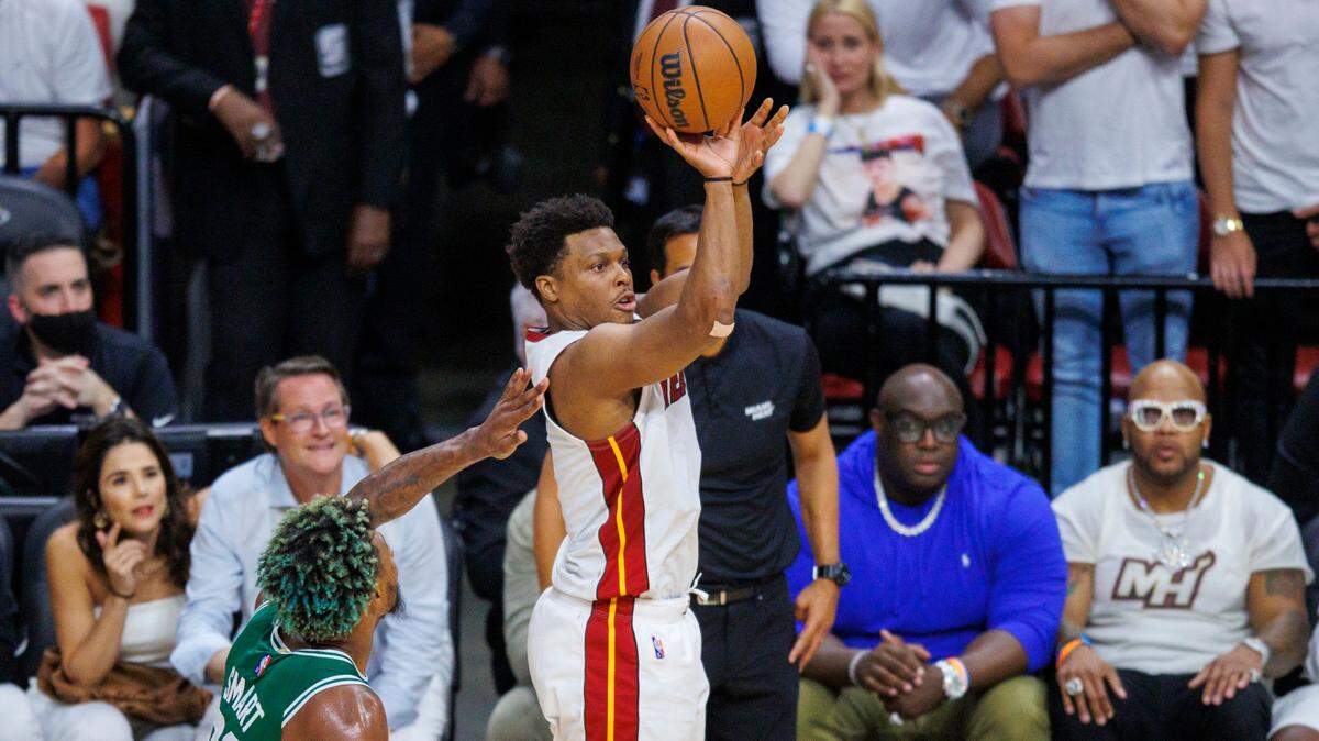 El armador del Heat Kyle Lowry intenta un triple ante la marca de Marcus Smart, de los Celtics de Boston, en el Juego 7 de la Final de la Conferencia Este, celebrado el 29 de mayo de 2022 en Miami.