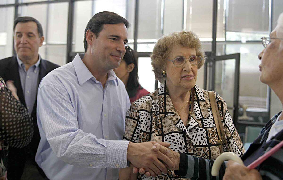 La madre de Carollo, ex alcalde de Miami, Joe Carollo (extremo izquierdo), acompañó a su madre, Graciella Carollo, para agradecer a quienes apoyan a su hijo Frank Carollo (centro), recientemente elegido a la Comisión, durante una visita al Centro de Actividades de La Pequeña Habana. Carollo hizo campaña por sus hijos en numerosas ocasiones. Viernes, 20 de noviembre de 2009.