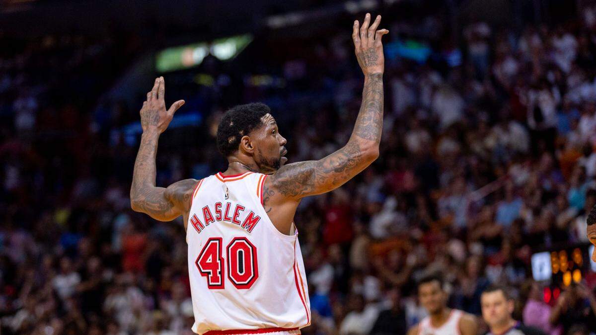 El delantero del Heat Udonis Haslem reacciona al salir del juego por última vez en la temporada regular durante el último cuarto del partido contra el Magic de Orlando, celebrado el 9 de abril de 2023 en el Kaseya Center de Miami.
