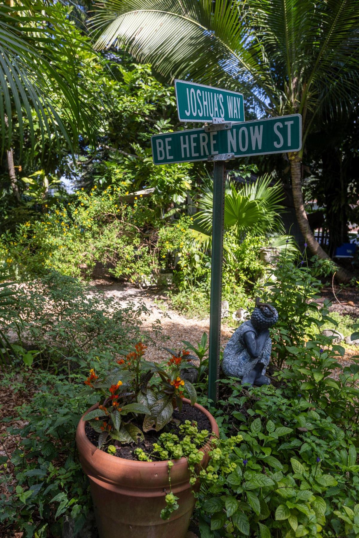 Letreros de calles en los jardines de la propiedad de Shawnee Chasser en la zona no incorporada de Miami-Dade, cerca de North Miami, el viernes 8 de septiembre de 2023.