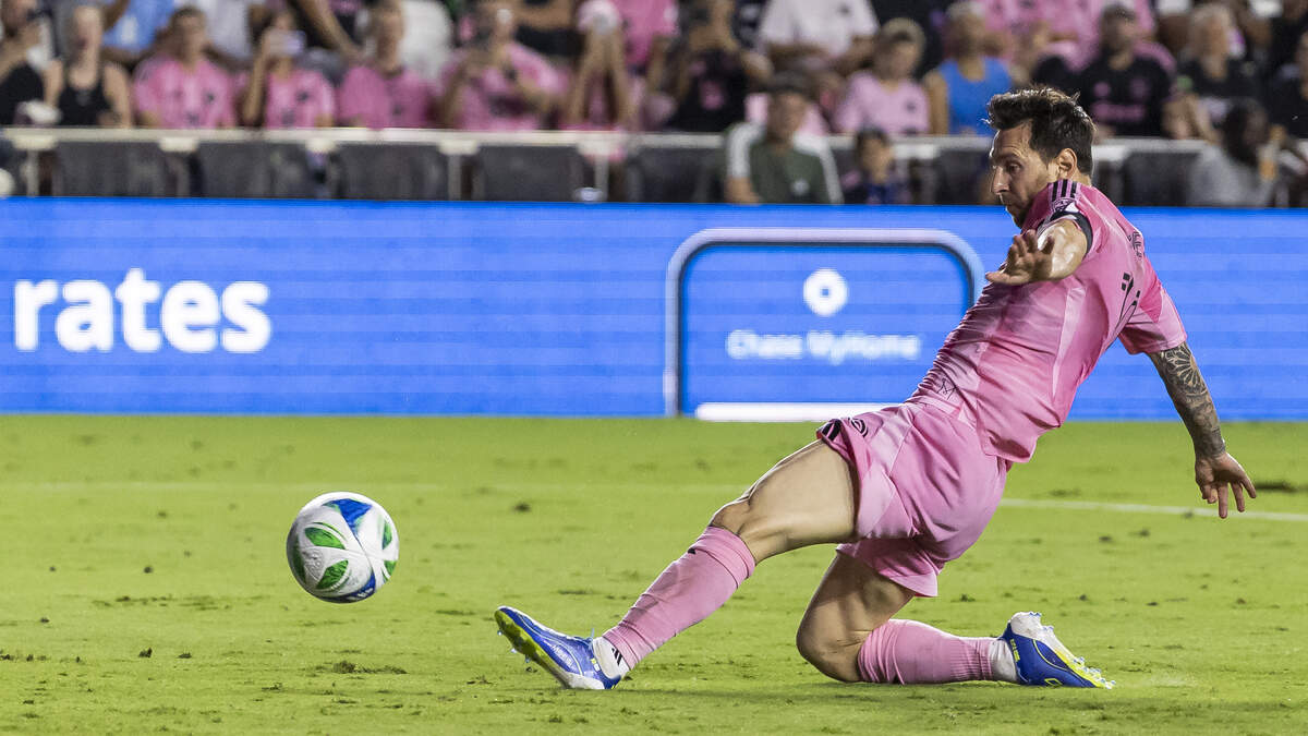 El delantero del Inter Miami, Lionel Messi, anota un gol contra los Sounders de Seattle, en el partido de la MLS celebrado el 16 de septiembre de 2025 en el Chase Stadium en Fort Lauderdale, Florida.