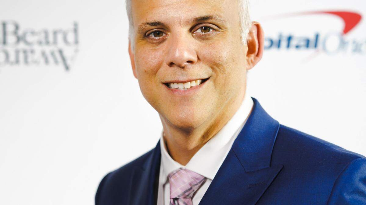 El editor de Gastronomía del Miami Herald, Carlos Frías, ganó su segundo premio James Beard por su labor de conectar l;a comunidad y la buena mesa y y contar sus historias a través de la comida.