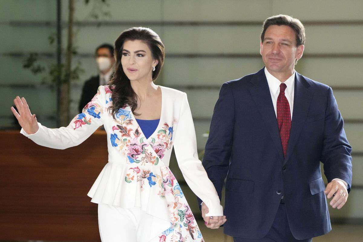 El gobernadorRon DeSantis y su esposa, Casey, visitan el despacho del primer ministro japonés Fumio Kishida en Tokio, el 24 de abril de 2023.