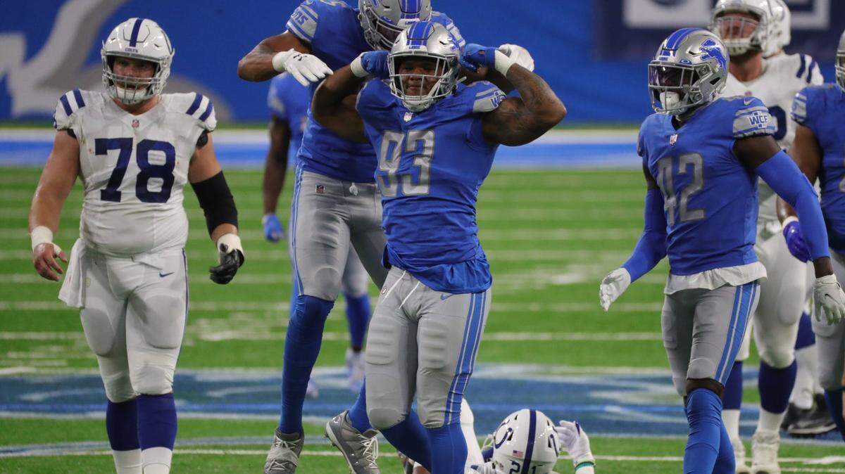 Los Dolphins de Miami firmaron al veterano defensive end Da’Shawn Hand (centro) para reforzar la línea defensiva.
