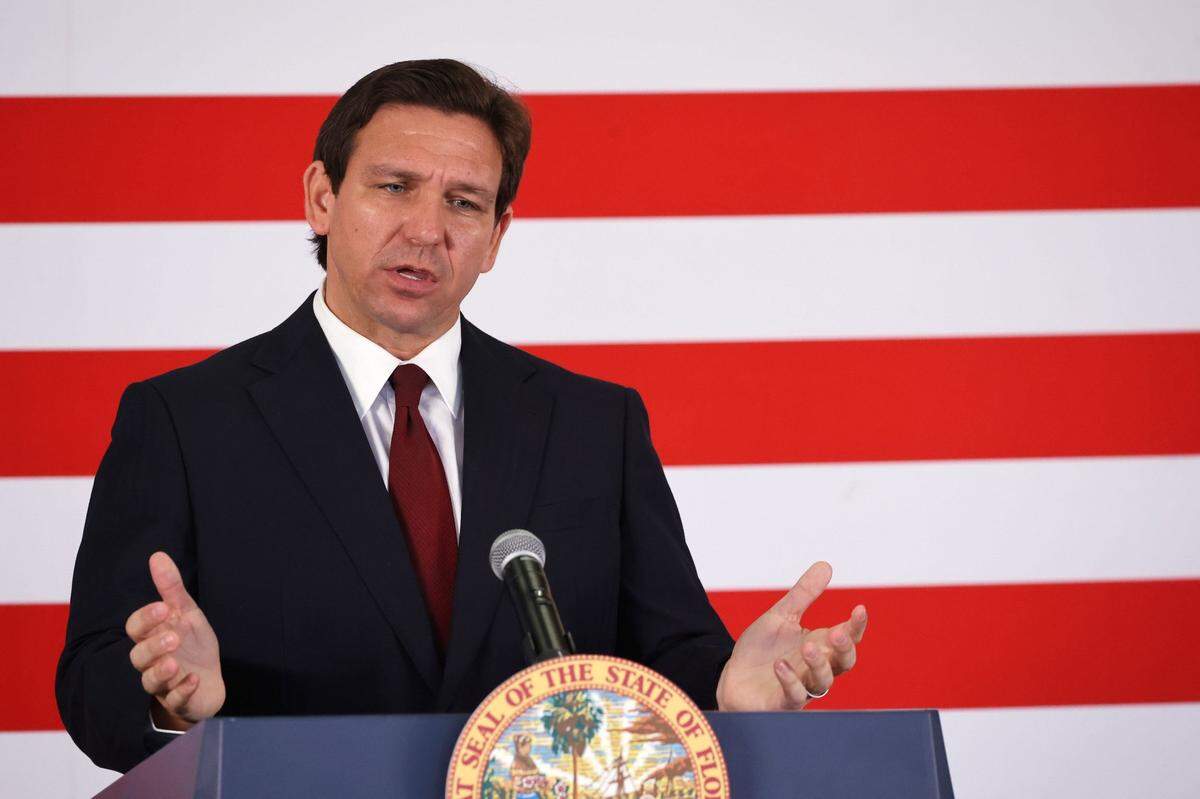 El gobernador de la Florida, Ron DeSantis, celebró una rueda de prensa para firmar el proyecto de ley Reedy Creek, el lunes 27 de febrero de 2023.